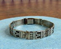 Bracelet closed in circular form showing panel design