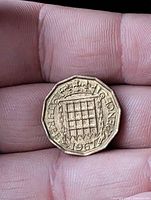 Reverse of 1967 brass threepence showing crowned portcullis design and date