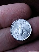 Obverse showing bee design and REPUBBLICA ITALIANA legend