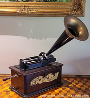 Overall view of Thomas Home Phonograph with horn and crank