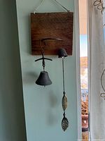 Full view of mounted chimes on wood board