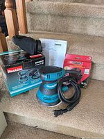 Full lot with BO5030 sander, dust bag, manual, box and sanding discs