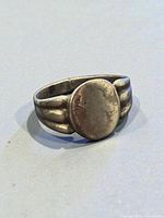 Front angled view showing oval face and ribbed shoulders