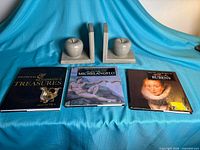 Lot overview: three art books and pair of apple bookends