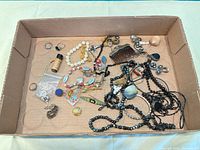 Overview of jewelry pieces in cardboard box