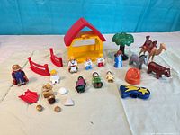 Overview of stable, figures, animals, accessories