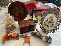Group shot of all eight floral décor items on table