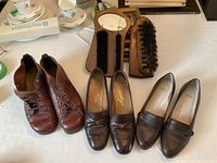 All items overview: three pairs shoes, hanger brush set, shoe brush