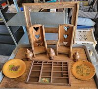 Overview of all wooden items on table