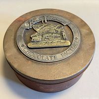 Closed tin showing lid medallion and brand text
