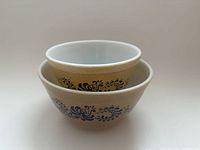 Two stacked Pyrex Homestead bowls showing exterior pattern and size difference