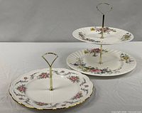 Overview of both porcelain cake stands