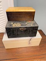 Stacked view of three boxes showing sizes and exterior finishes