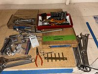 Overview of all tools on work surface