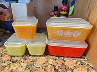 Full set of five Pyrex refrigerator dishes with lids in assorted colors and sizes