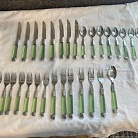 Full layout showing all flatware pieces