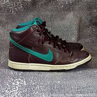 Left lateral view showing colorway and leather texture