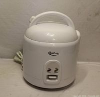 Front view of white Betty Crocker BC-1529C rice cooker with power cord