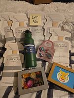 Overview of all items: six silicone label band packs, BottleKeeper, pin set, LED light set, tiger box