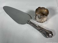 Pie server and napkin ring overview