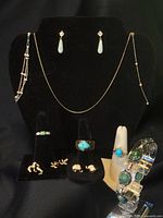 Full lot overview on display bust and stands