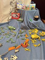 Overview of soldiers, vehicles, accessories and lunchboxes