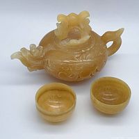 Teapot with lid and two cups front view