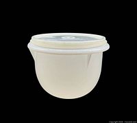 Bowl with lid on, side profile