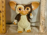 Front view of Gizmo vinyl figure with rulers indicating height