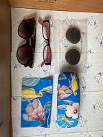 Overview of sunglasses, eyeglasses, loose lenses, case and cloth