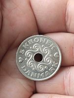 Obverse showing ‘5 KRONER DANMARK’ around scrollwork and hole