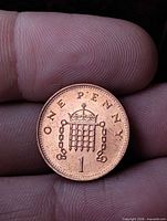 Reverse of the one-penny coin with crowned portcullis design