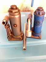 Front view of both hydraulic bottle jacks with handles