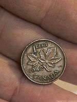 Reverse of 1942 Canadian 1-cent coin showing maple leaf design and date