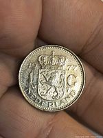 Reverse view showing crowned Dutch coat of arms, value 1 G and date 1977