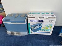 Cooler next to original Mobicool T35 box, closed lid