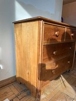 Side view showing pine grain, bracket foot, side splits