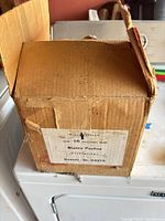 Closed brown cardboard shipping box with printed German label indicating 30 pieces Blanke Pauline