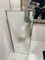Full side view of mirrored pedestal