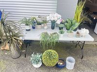 Full lot overview on folding table and ground