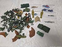 Overall lot of loose army men, vehicles, terrain pieces and bagged miniatures