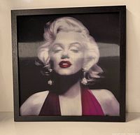 Front view of framed Marilyn Monroe print