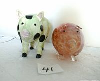 Front view of both pig figurines