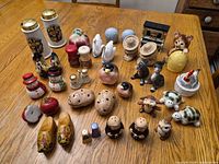Overview of all salt & pepper shaker sets laid on table