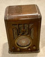 Front view of Crosley wood radio showing dial, knobs, grille