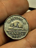 Reverse of 1952 Canadian 5-cent coin showing beaver and date