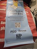 Full view of light blue Coors Light "Amplifie Ton Été" banner with text, QR code, and sponsor logos