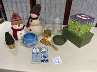 Group shot showing all items in lot