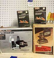 Entire lot: boxed circular saw, sander and two boxes of ratcheting cargo straps