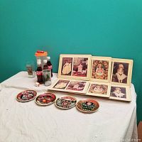 Full lot visible on fabric surface: 4 Heinz plates, 4 vintage placemats with children and product ads, Coca-Cola bottles and glasses, figurine, toy car